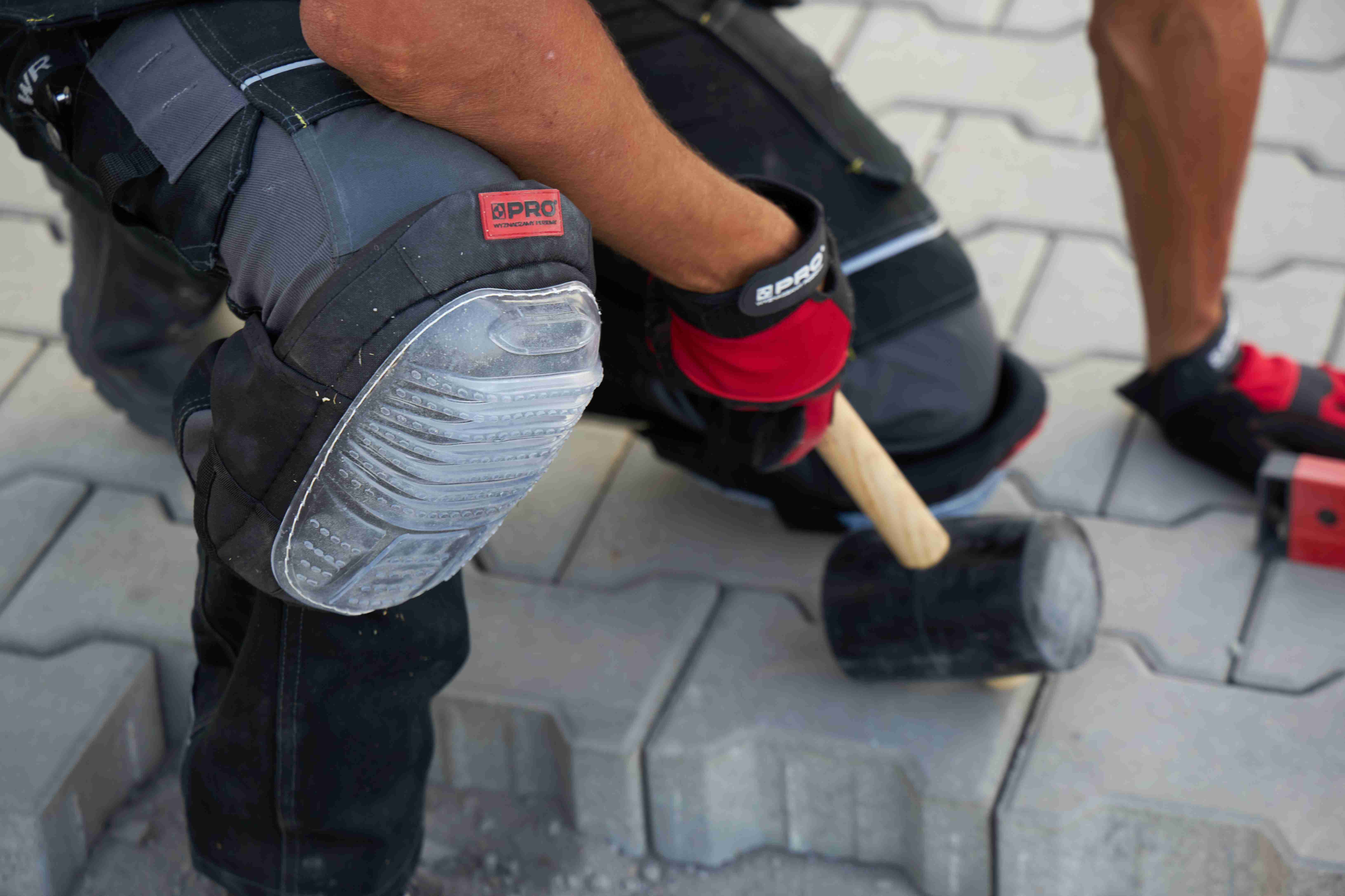 Nakolanniki żelowe PRO zapewniają odpowiednią ochronę kolan podczas pracy.