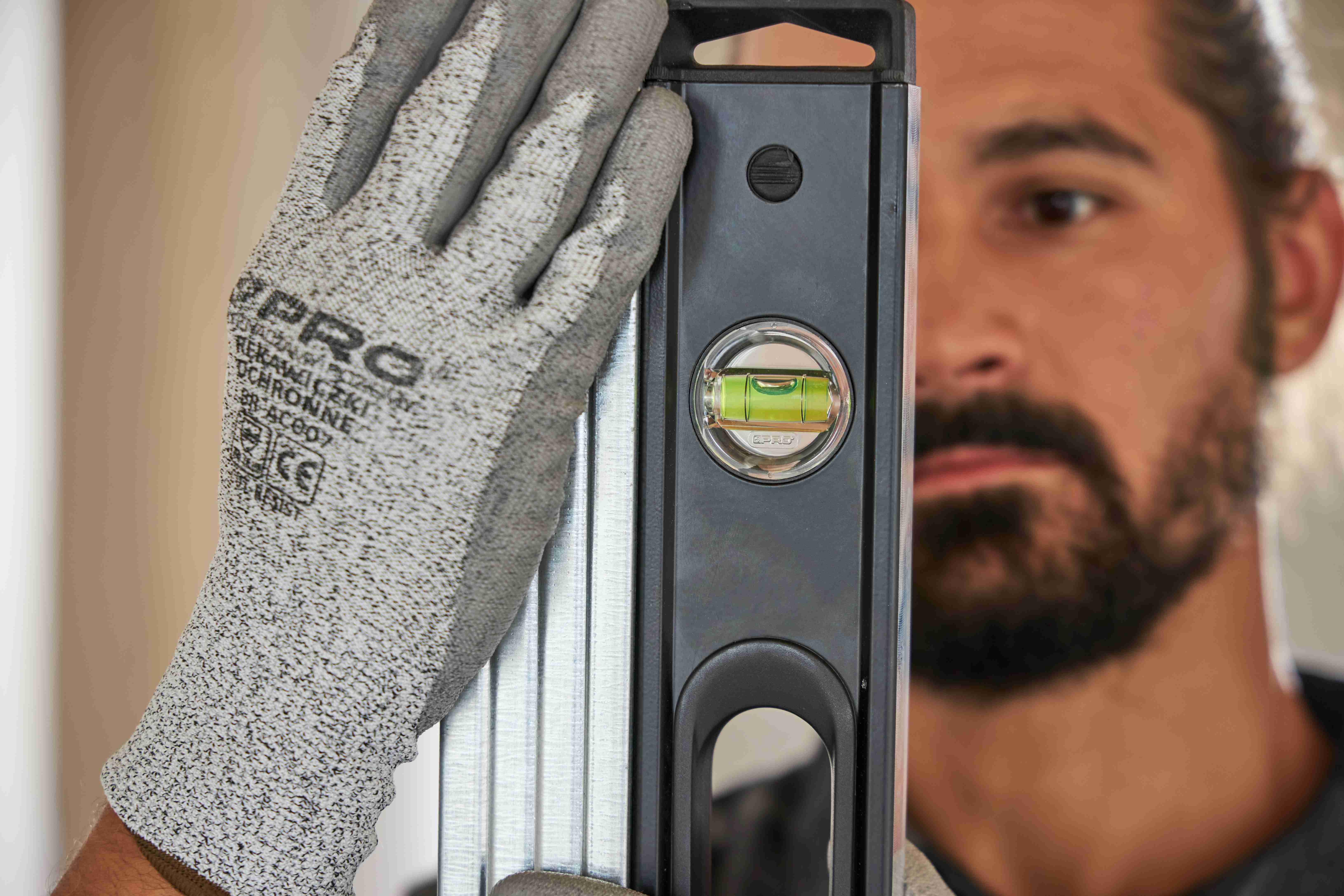 Rękawice ochronne PRO - zapewniają bezpieczeństwo i komfort podczas pracy.
